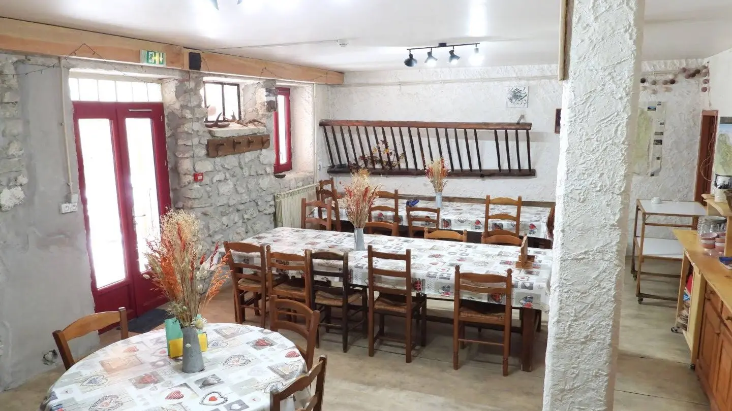 grande salle a manger du gîte les carlines demi-pension