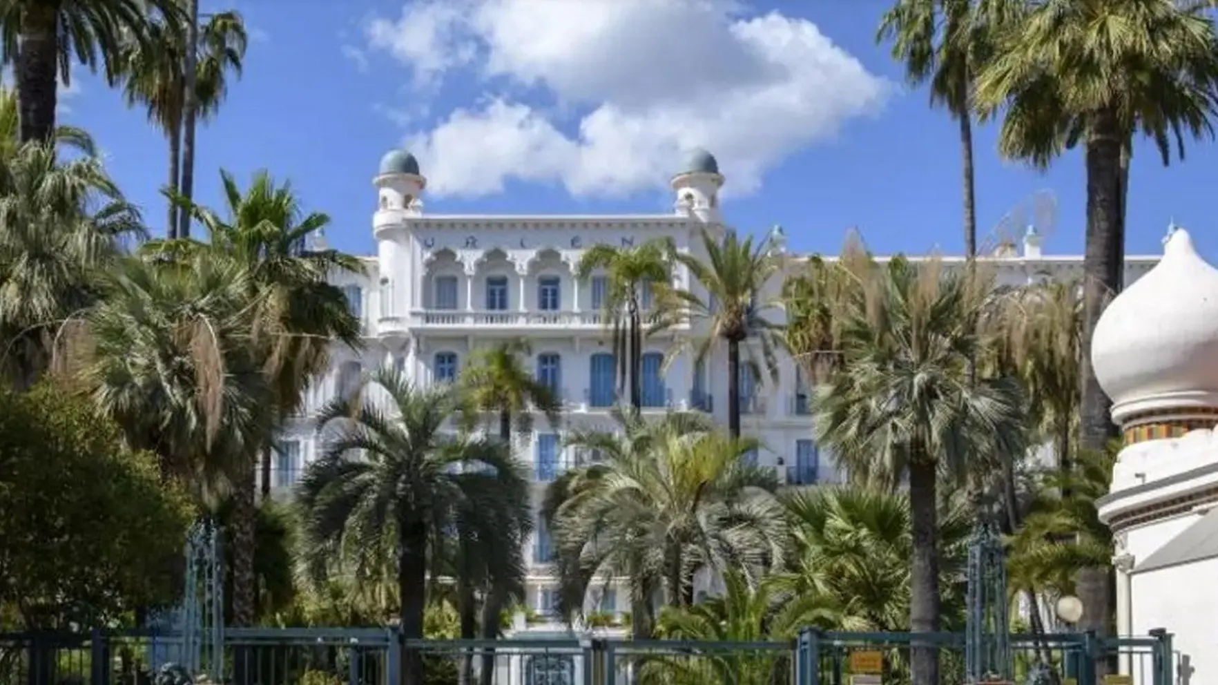 Entrée et façade de l'Orient Palace