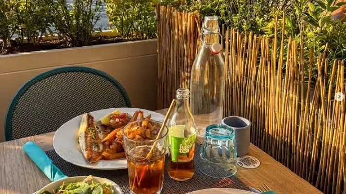 table dressée avec des assiettes garnies