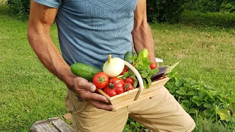 Suivant la production du jardin. des légumes sont offerts