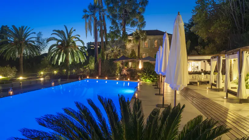 18 La piscine du Château by night