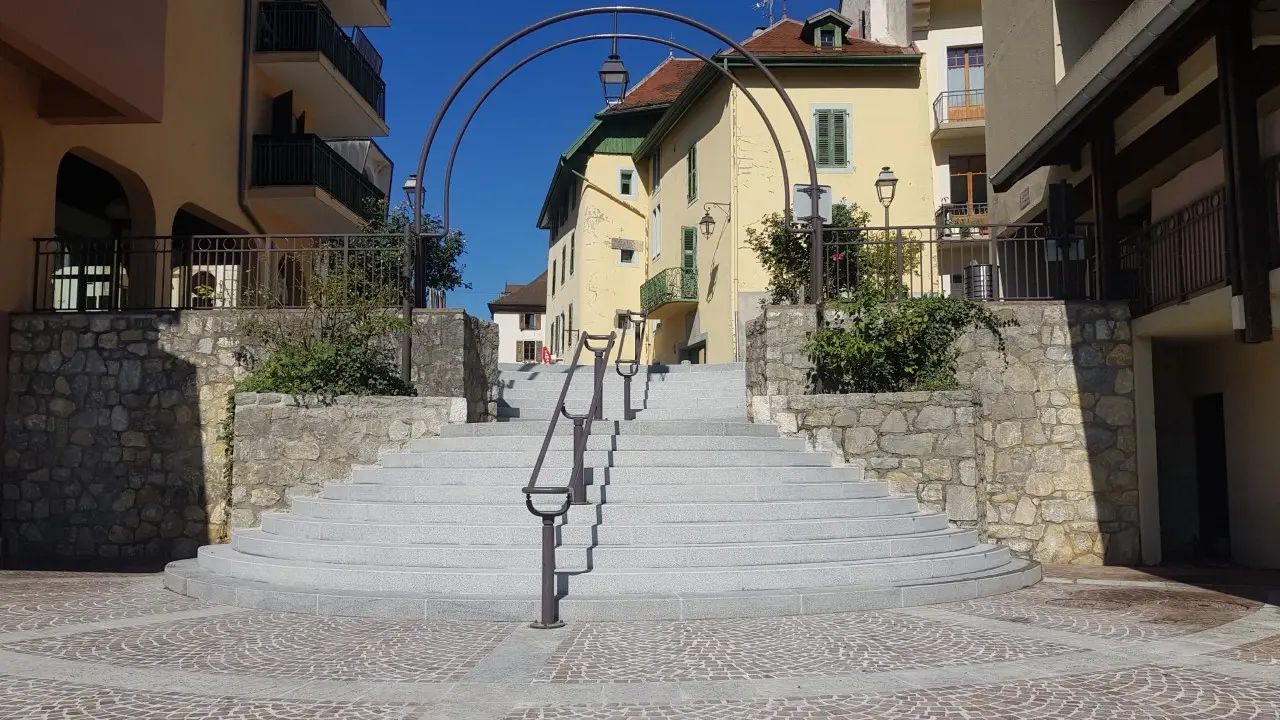 Place Nevière à côté de l'immeuble