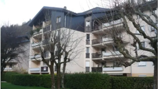 Cette résidence est constituée d'un bâtiment comportant plusieurs niveaux. Chaque étage est doté de balcons donnant sur l'extérieur.