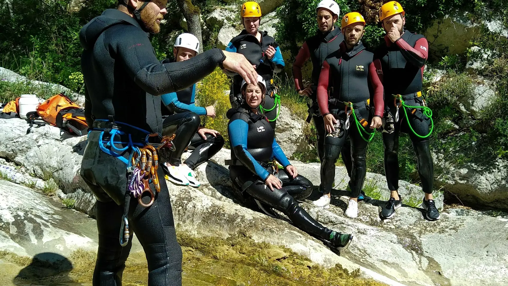 Moniteur expliquant aux clients les consignes de sécurité afin de réaliser en toute sécurité le canyon du gours du Ray.