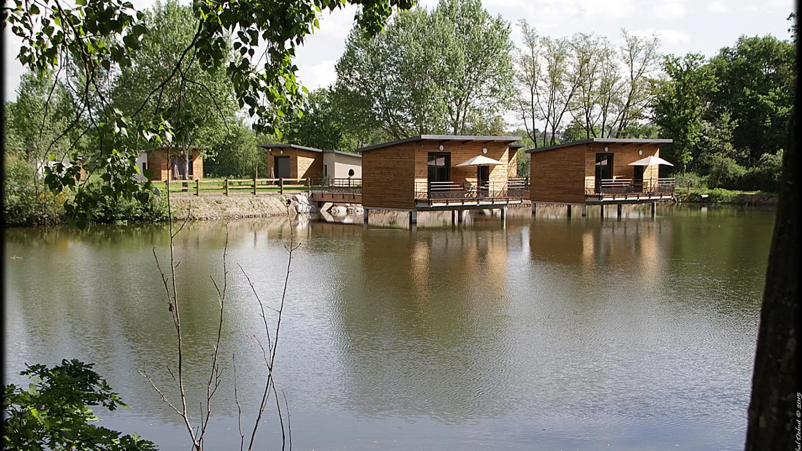 Le Domaine de Veauchette en Forez avec ses 10 chalets dont deux sur pilotis.