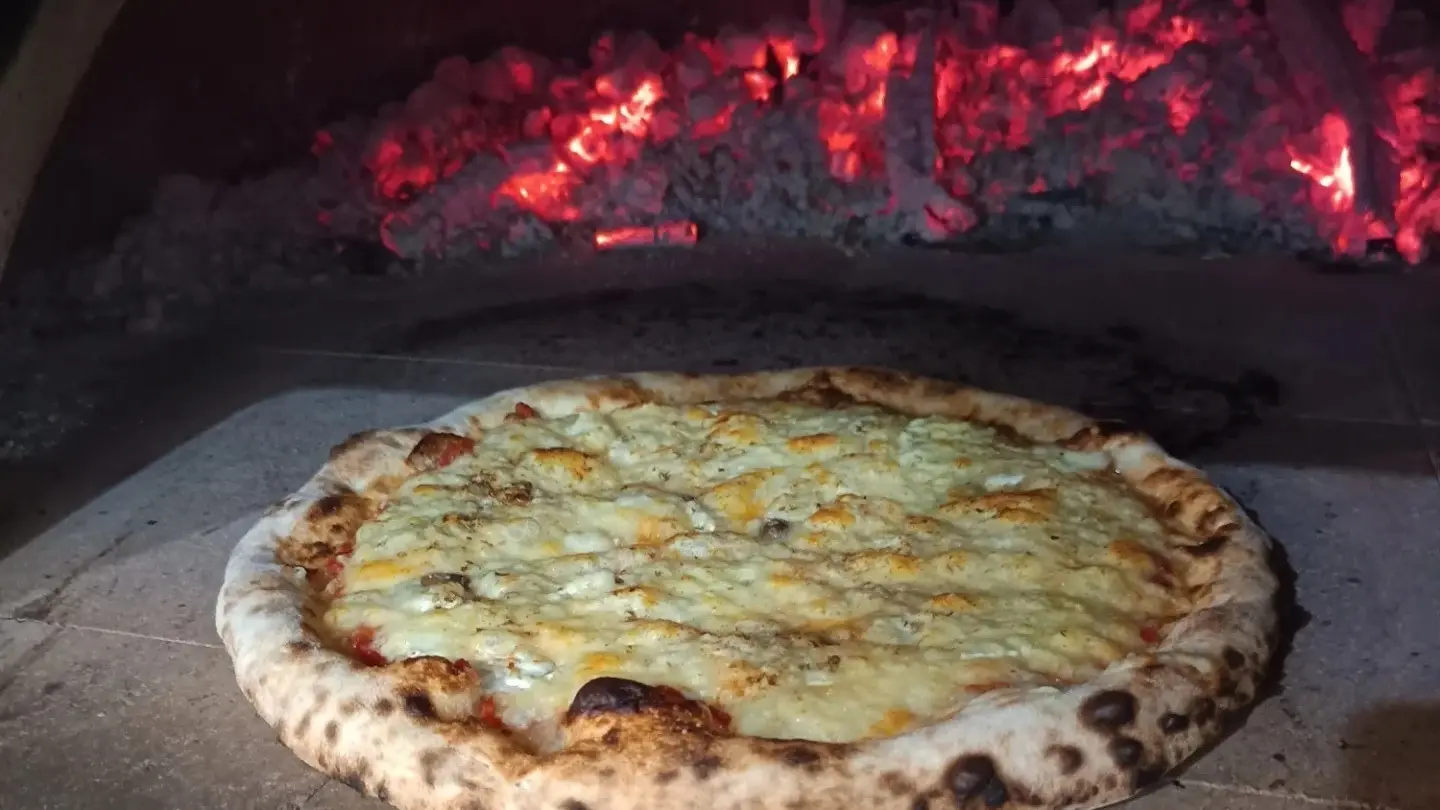 Pizza cuite au feu de bois à La casetta