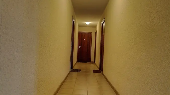 Couloir qui mène à l'appartement.