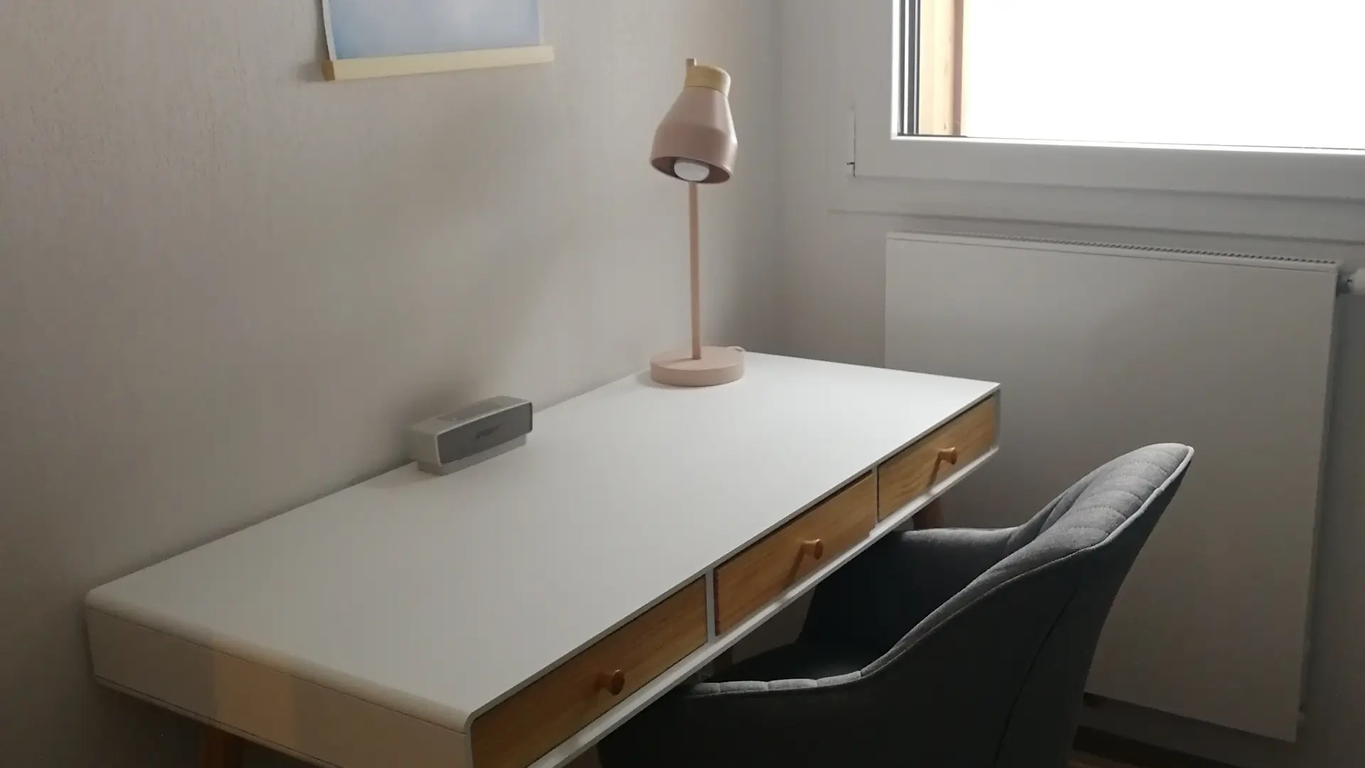 Espace bureau dans l'une des chambre avec fenêtre