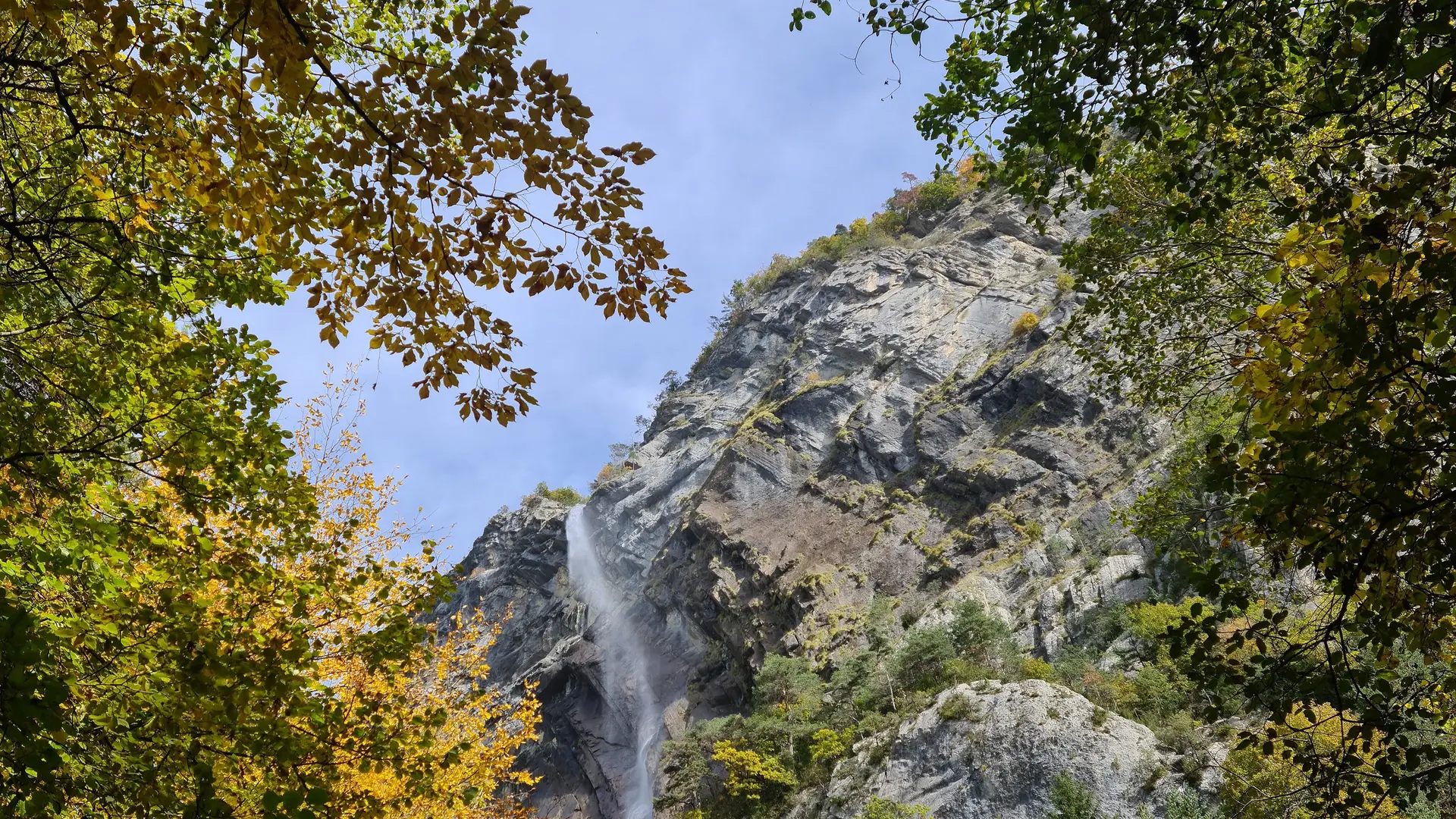 trouée sur la cascade d'Arpenaz en automne