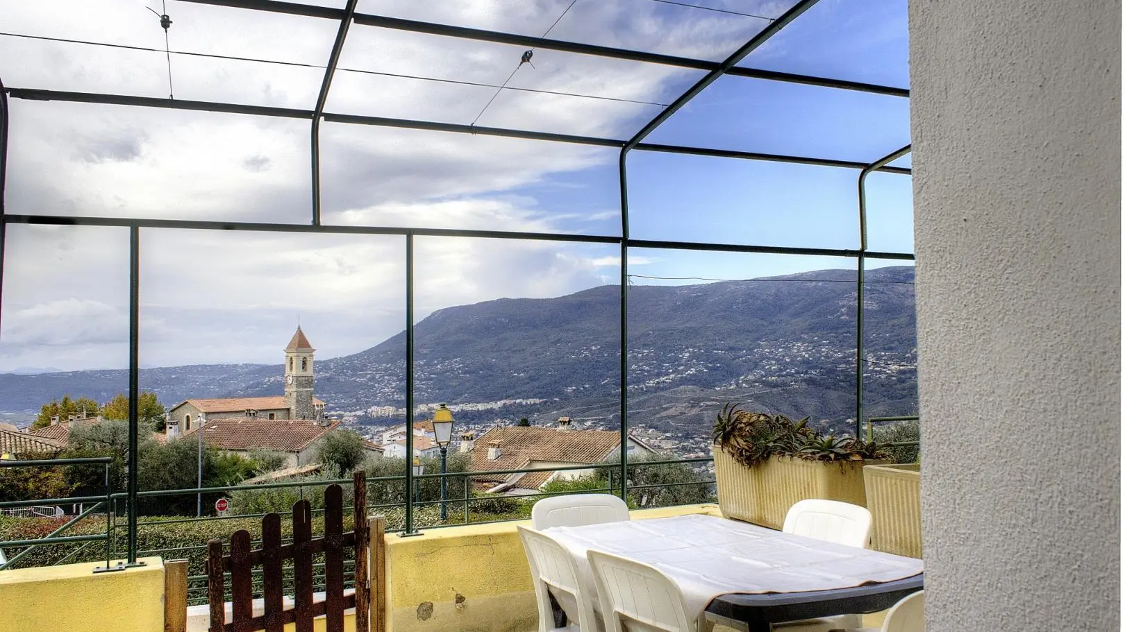 Gîte N°3 Espace des Oliviers-Terrasse-Castagniers-Gîtes de France des Alpes-Maritimes