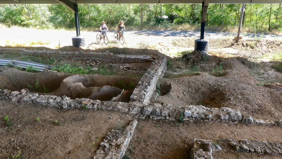 A vélo au pied de la villa gallo romaine du domaine des Toulons