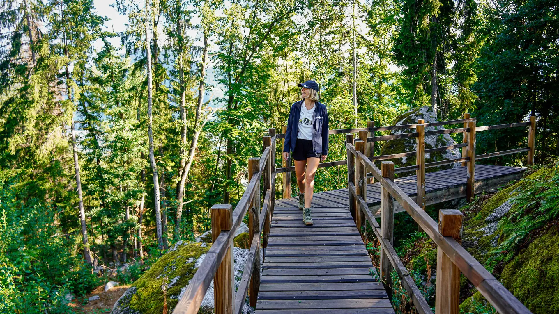 randonneuse sur passerelle en bois
