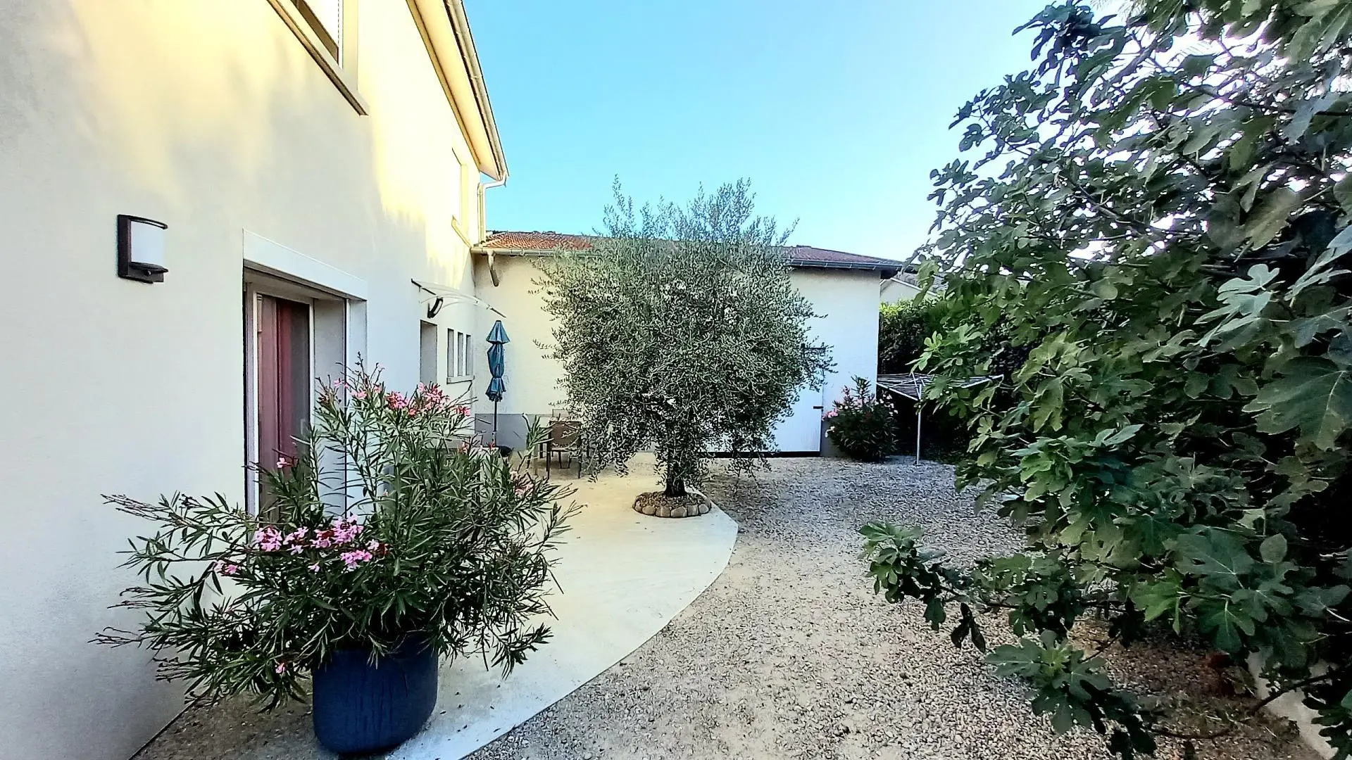 Entrée principale du gîte avec terrasse