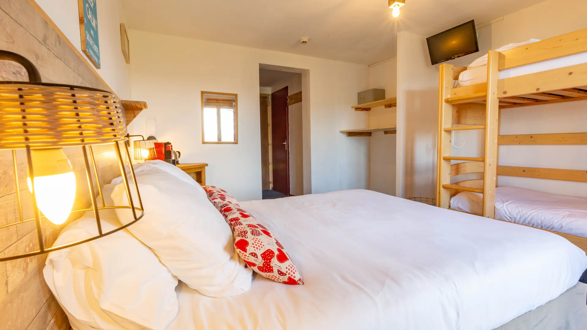 Chambre familiale avec lit double et lits superposés