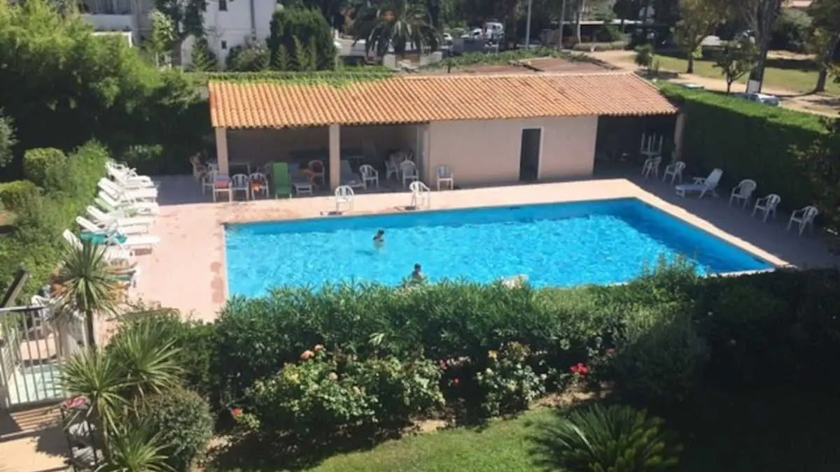 Piscine de la copropriété - CityBreak Le Juan Luc à Antibes-Juan-les-Pins - Gîtes de France Alpes-Maritimes