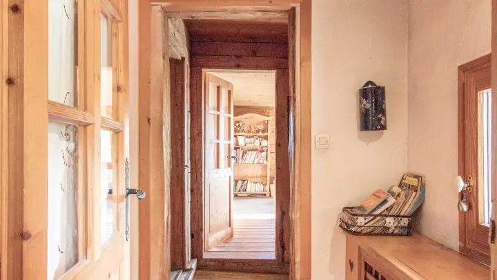 Dégagement vers l'étage et les chambres La Chambre de Devant et La Cuisine