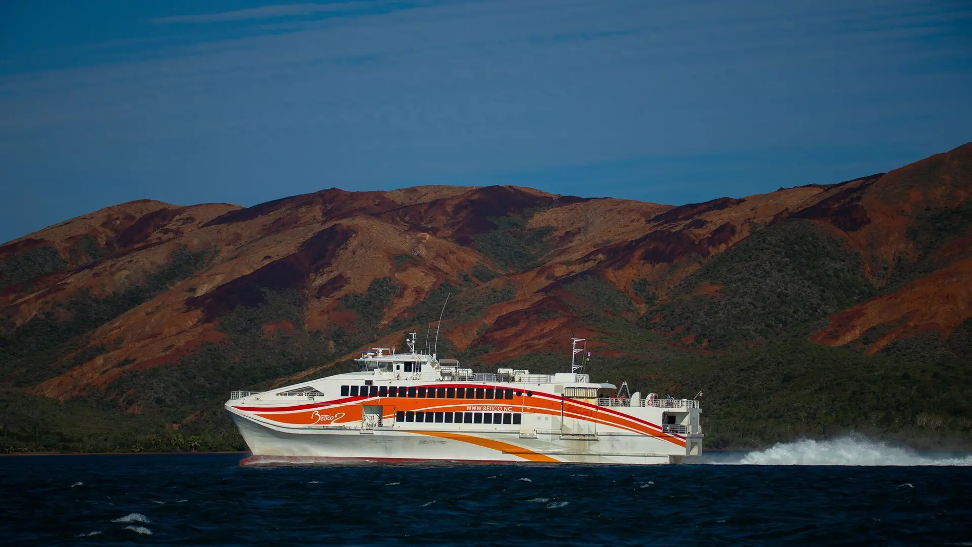 The Betico 2 sailing on the New Caledonian lagoon