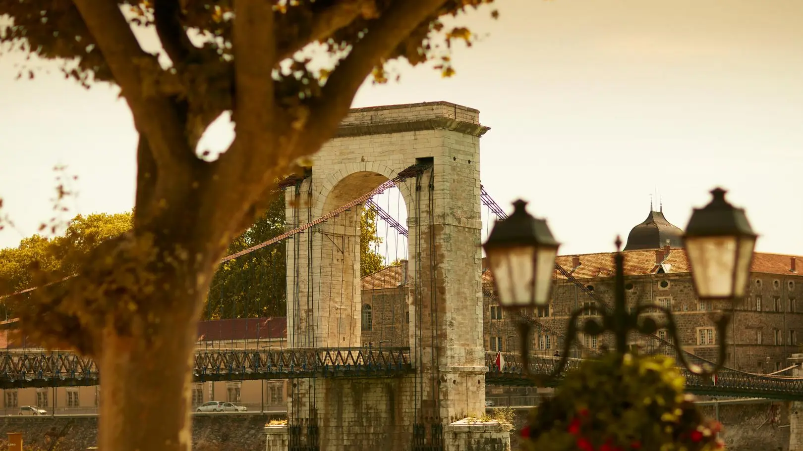 La passerelle pour rejoindre Tournon à pied à quelques mètres de la maison