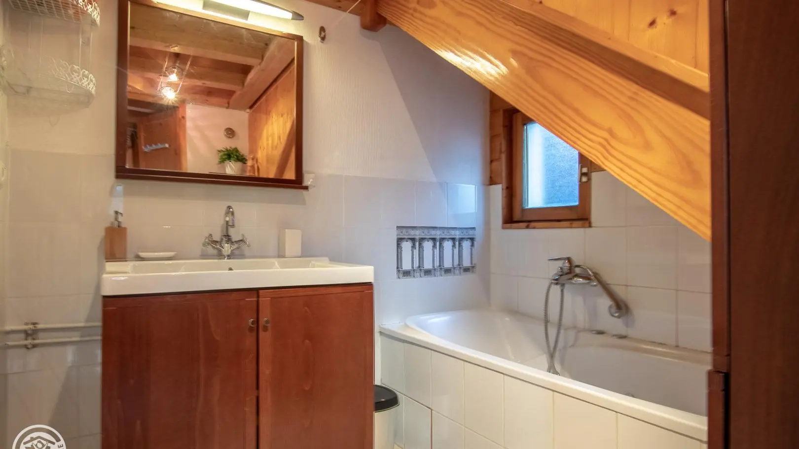 Grande baignoire sous l'escalier.