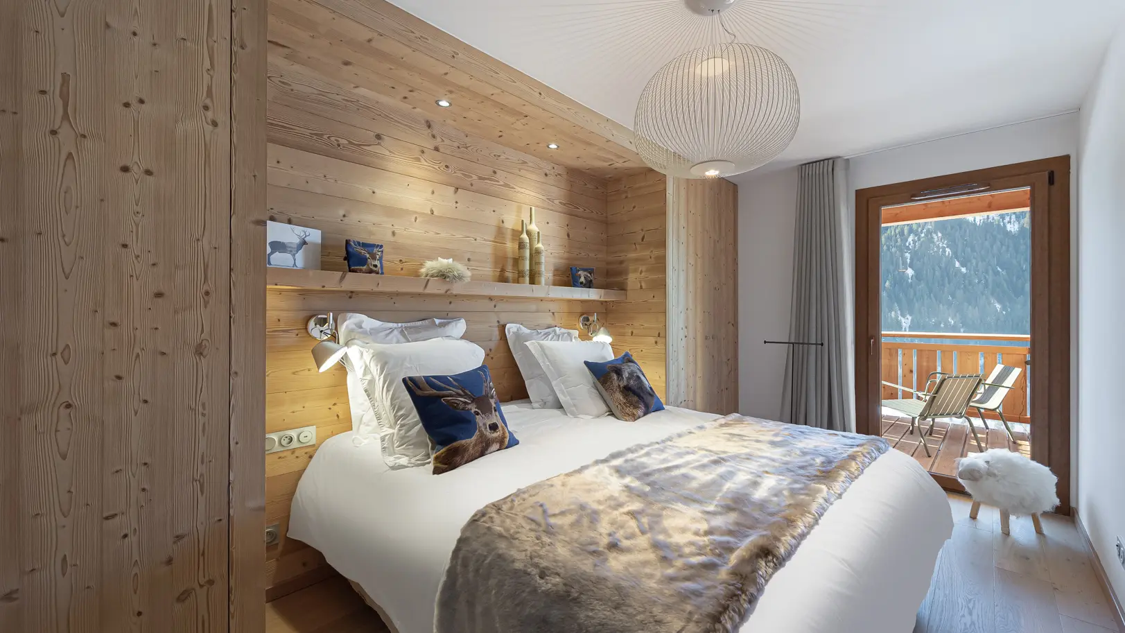 Chambre double, accès balcon avec mobilier de jardin