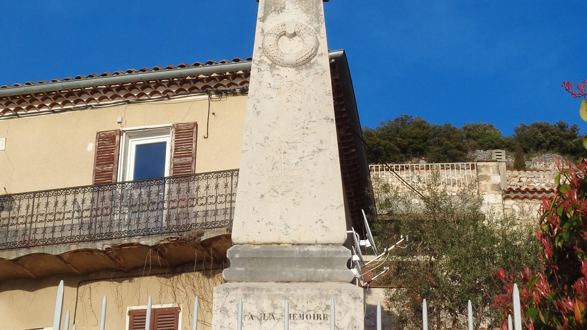 The monument, in marble limestone, surrounded by a wrought iron balustrade