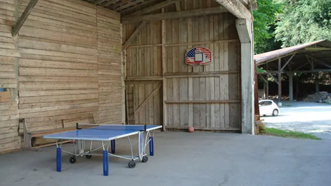 Espace jeux avec ping-pong et panneau basket