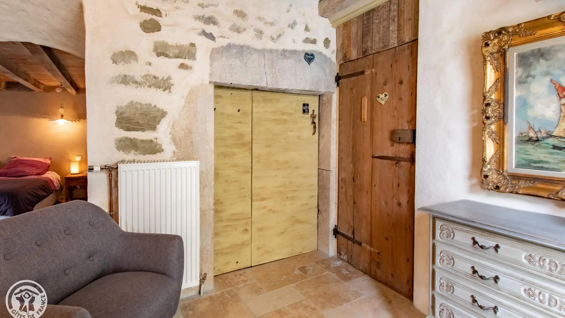 Accès vers un local de rangement (gauche) et salle d'eau (droite)