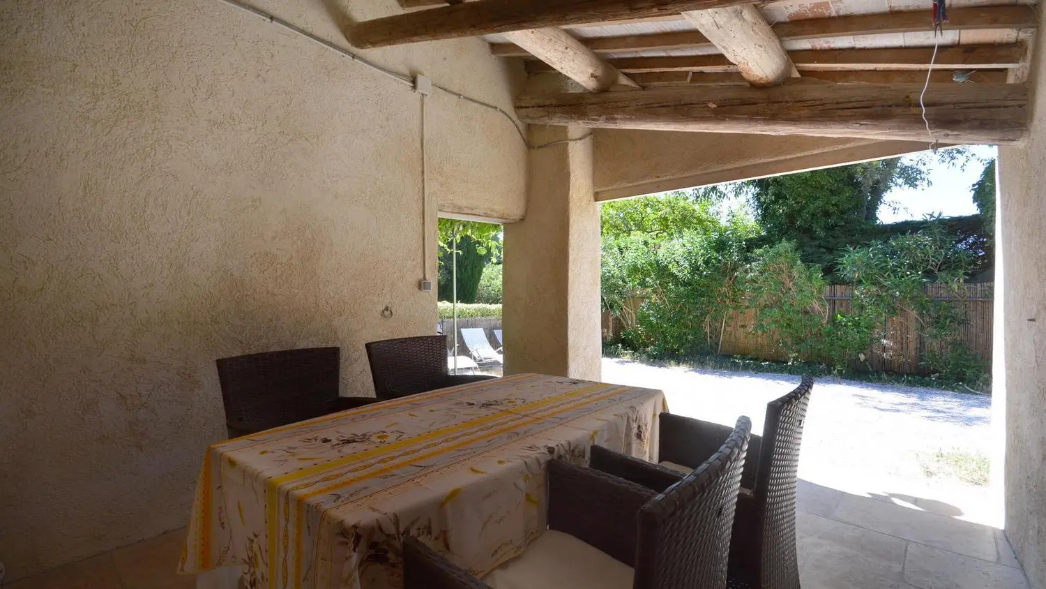 le coin repas à l'abri du mistral, idéal pour déjeuner quand il fait un peu frais