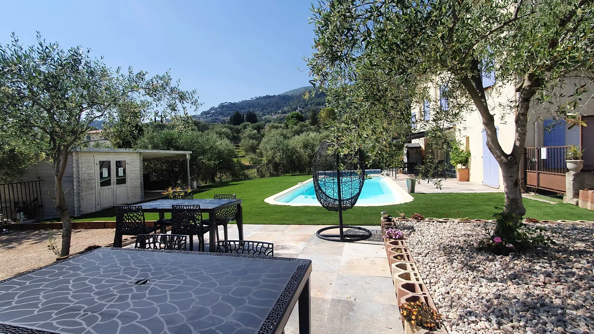 Piscine et espaces extérieurs communs aux deux Gîtes de la Bastide Centifolia à Grasse - Gîtes de France Alpes-Maritimes