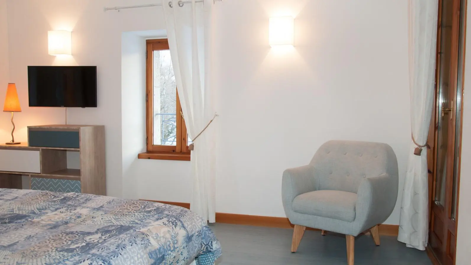 Chambre 2 avec TV 82 cm.