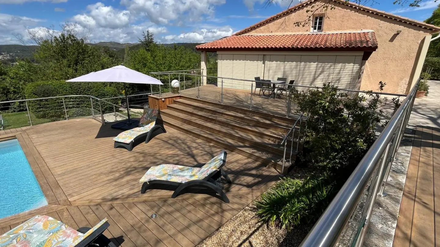 PISCINE VUE DE LA TERRASSE SOUS LE GRAND TILLEUL