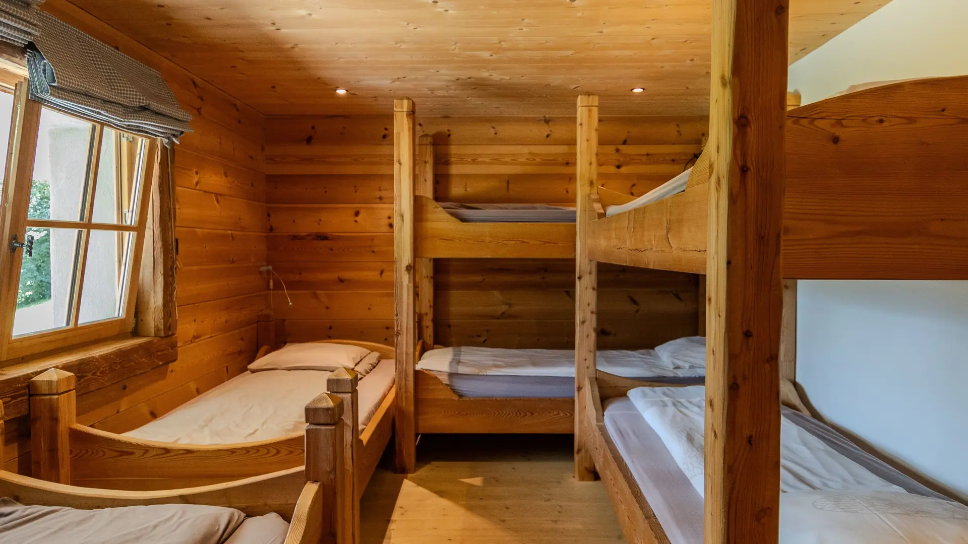Une chambre confortable avec 6 lits simples