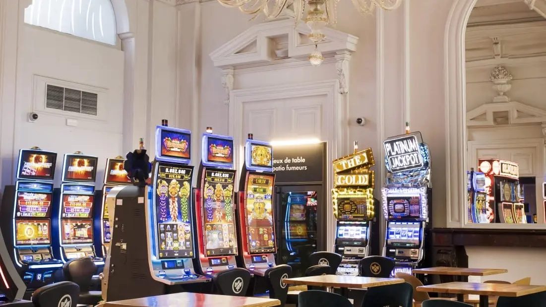 Cette salle de jeux est un véritable écrin de raffinement, avec ses moulages du début du XXe siècle, ses luminaires en cristal et ses meubles élégants. Au-dessus d’une cheminée, on trouve un haut miroir.