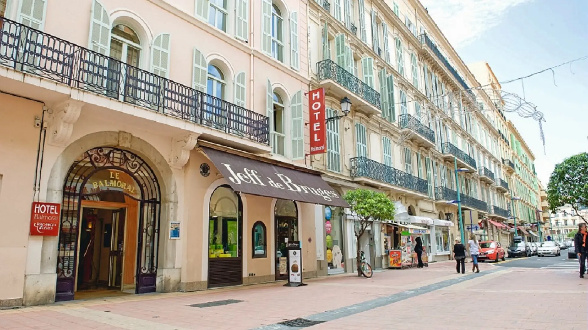 Vue l'entrée côté rue pietonne