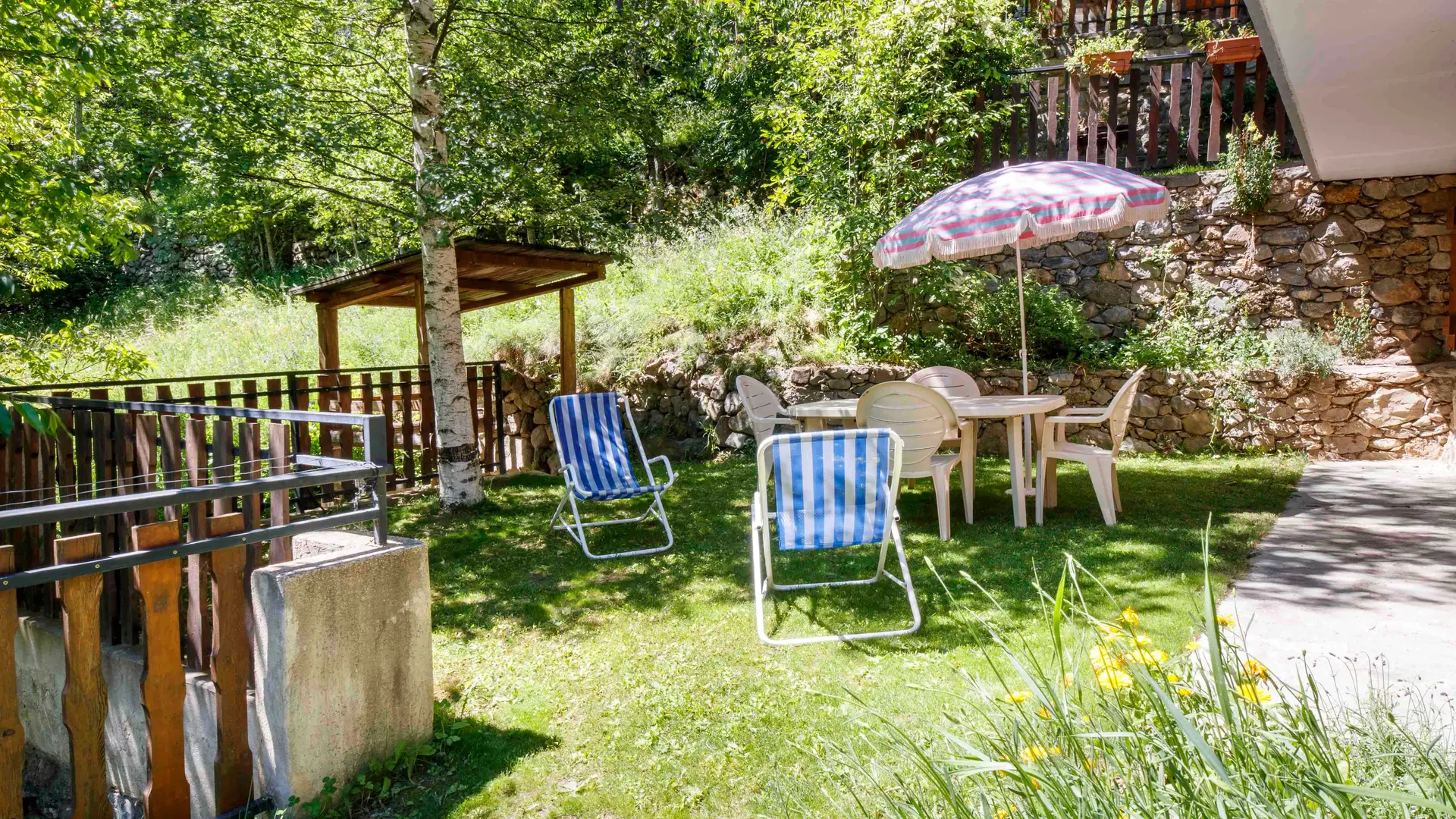 Gîte Les Cerisiers-Mobiliers de jardin-Saint-Étienne-de-Tinée-Gîtes de France des Alpes-Maritimes