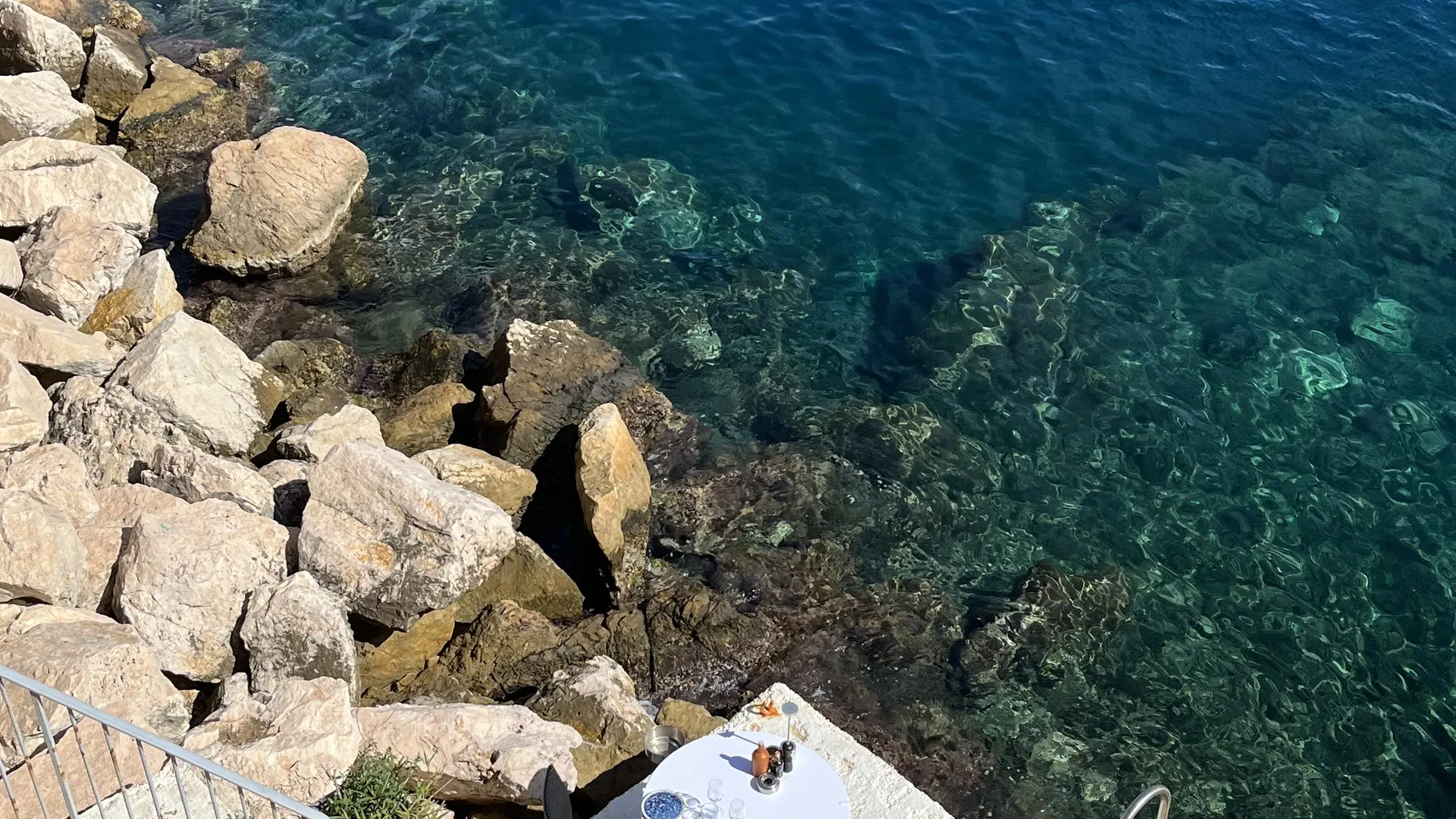 TABLE DES AMOUREUX SUR LE PONTON DU MAYSSA