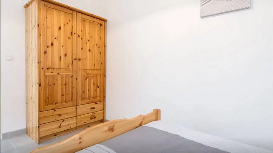 Gîte Petite Maison d'Amis-Chambre 1 armoire -La Gaude-Gîtes de France Alpes-Maritimes