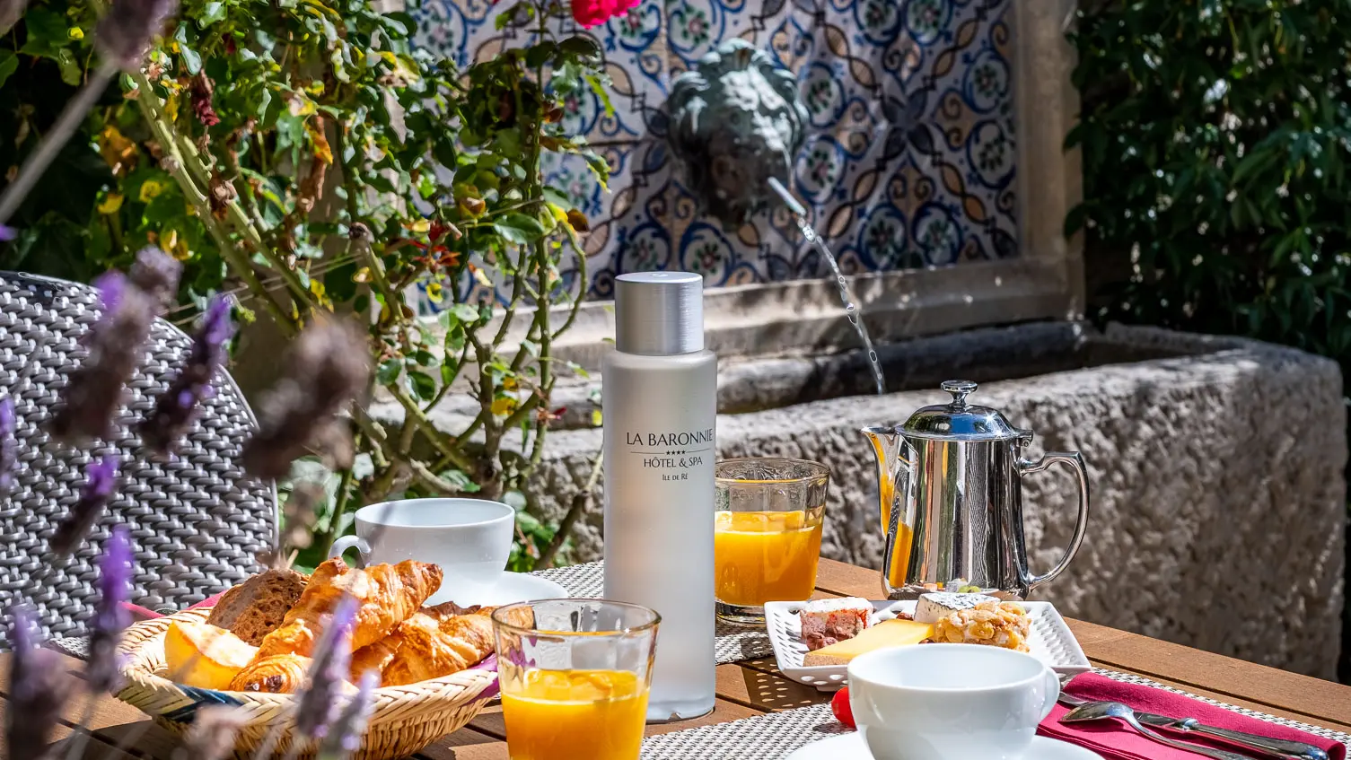 Petit déjeuner dans le jardin