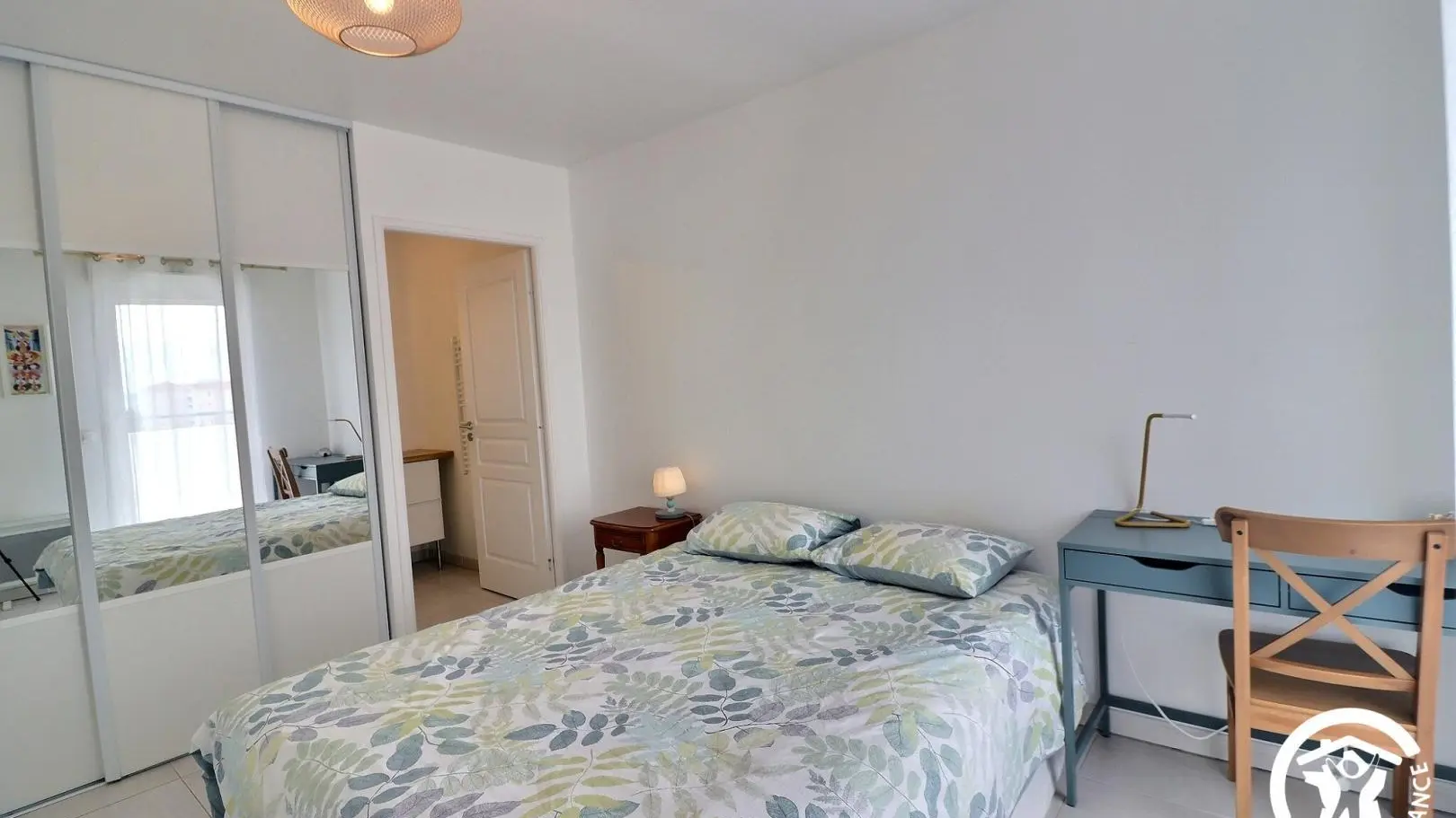 Grande chambre climatisée avec espace de travail, au sud, donnant sur la terrasse