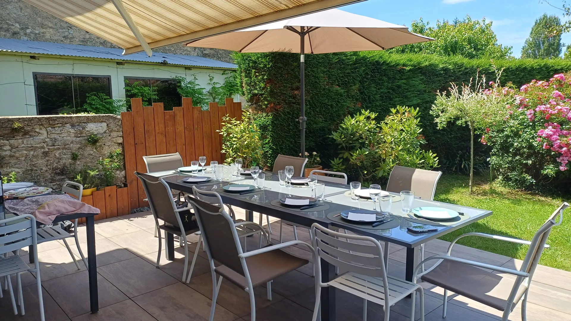 Terrasse avec table à manger