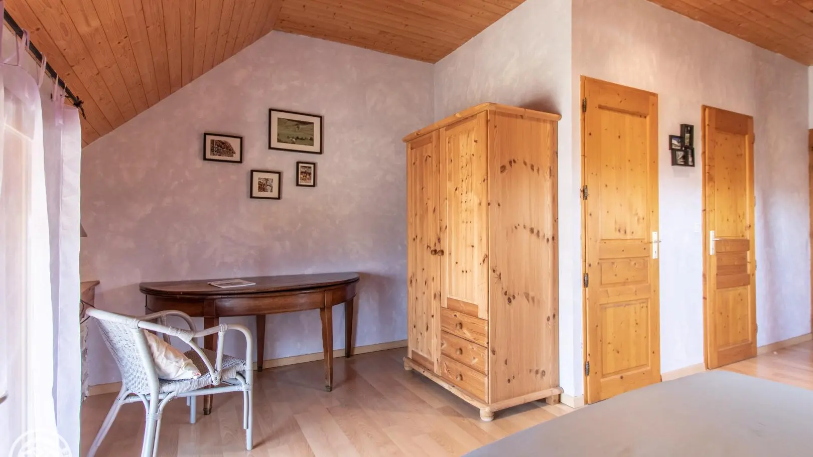 Chambre 2 avec accès salle d'eau et WC