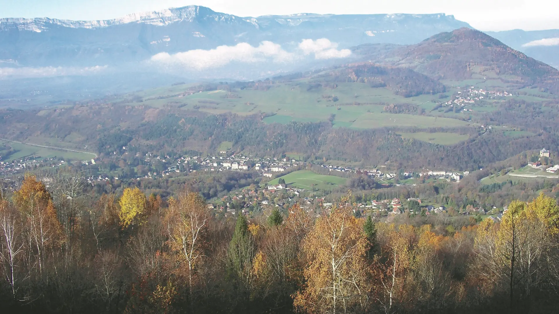 Vue sur Uriage et son château depuis le chemin Naclard