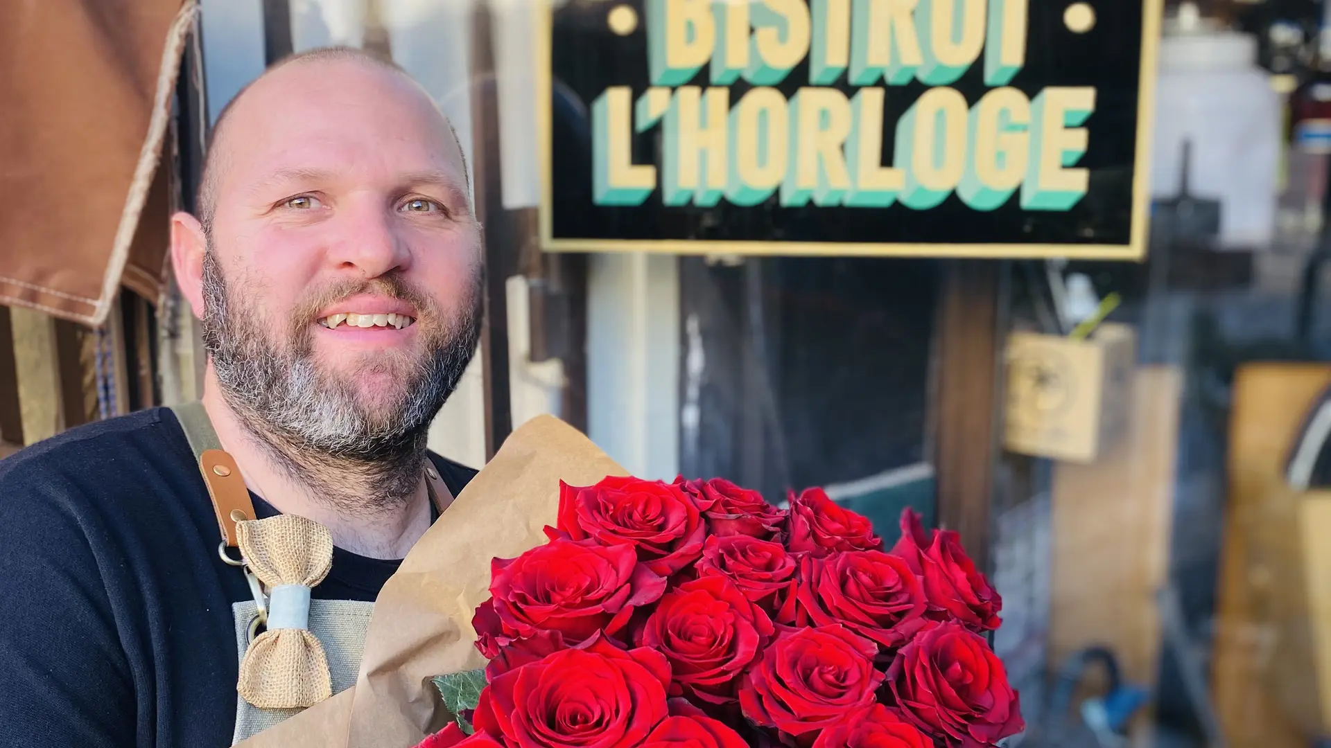 Homme avec un grand bouquet de roses