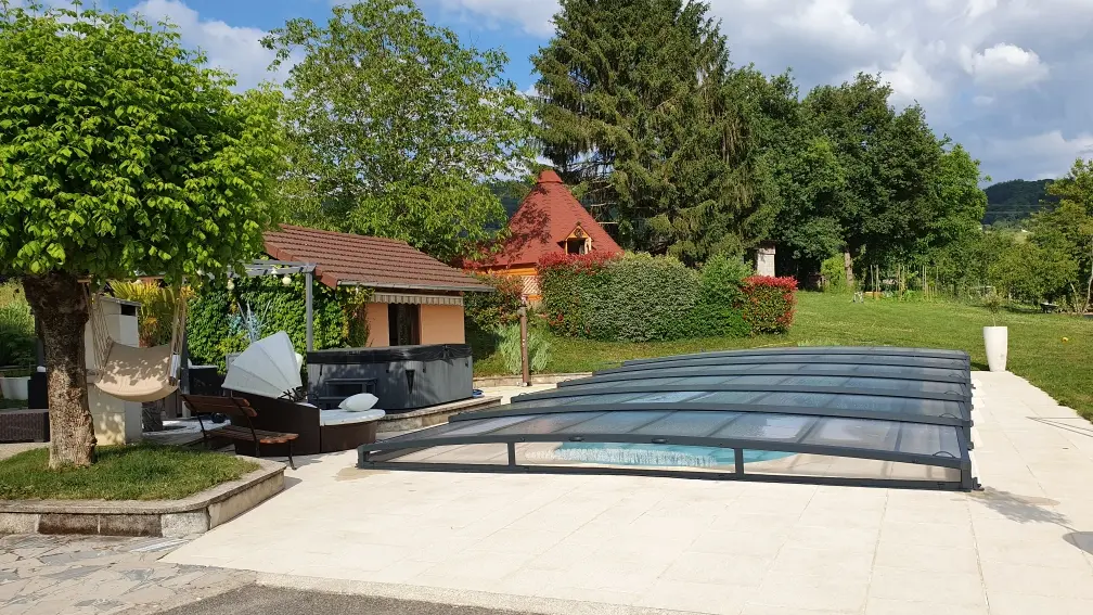 abris piscine pour profiter de la piscine en septembre