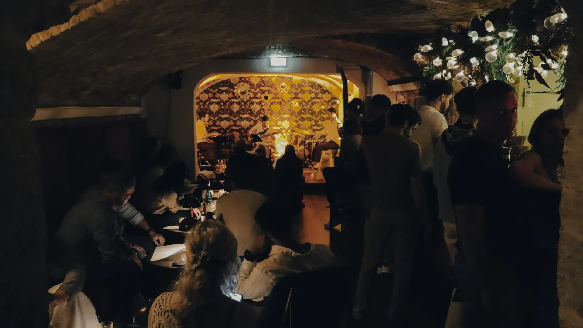 salle du bar, jazz concert, atmosphère cosy zitto bar à cocktail, port de nice