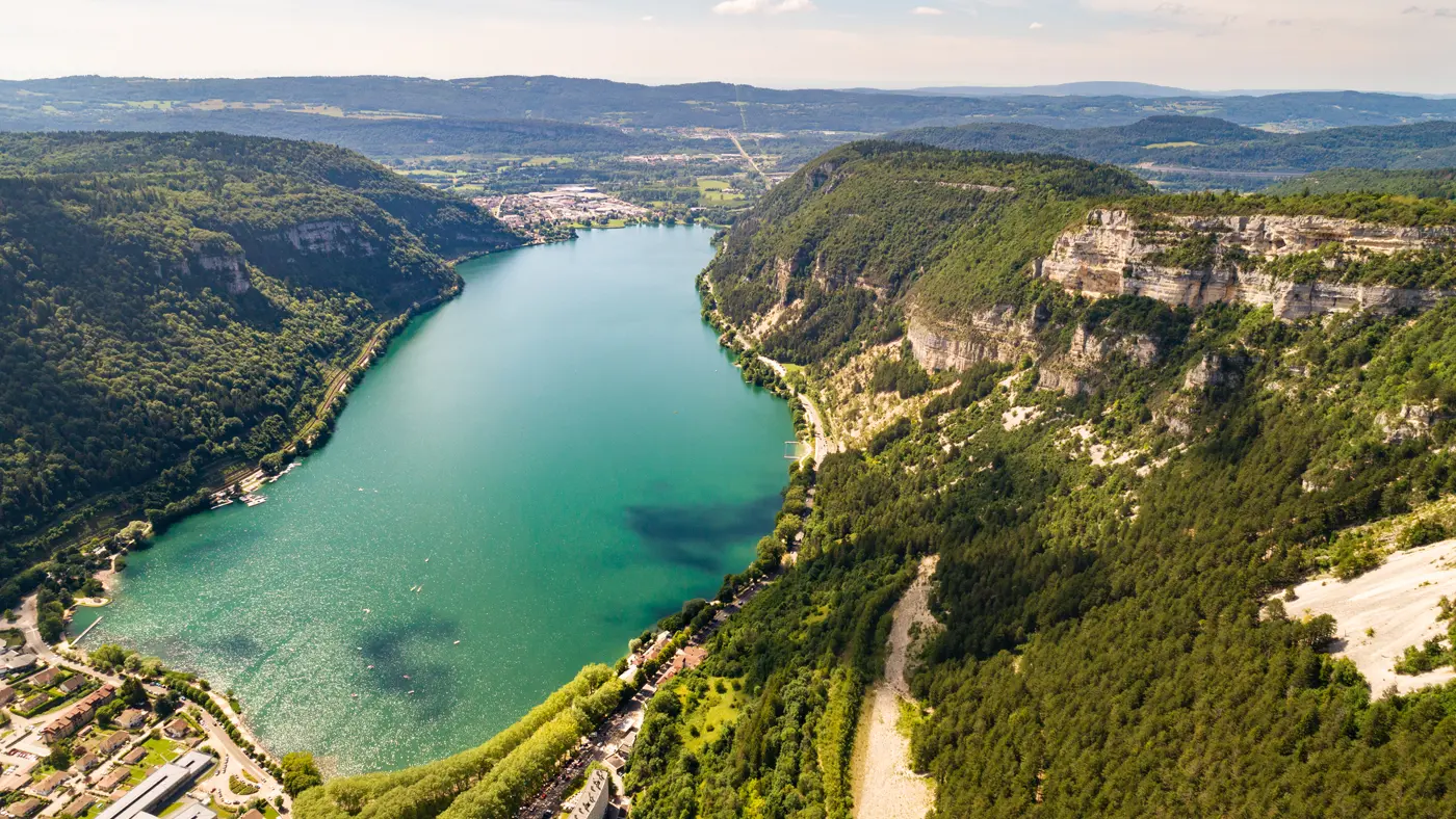 Point de vue sur le lac de Nantua depuis la barre des fècles