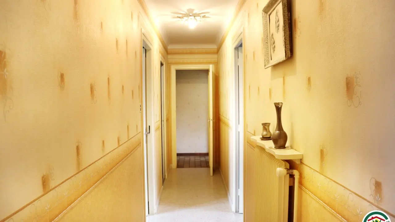 Couloir nuit qui mène aux chambres