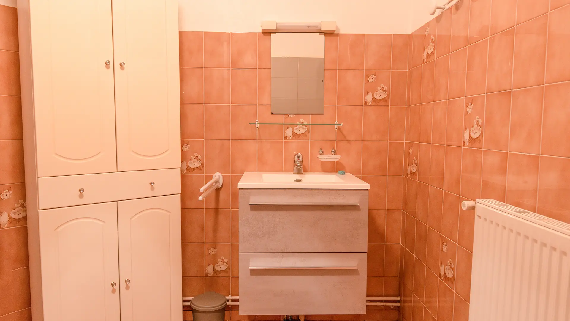 Lavabo et rangement salle de douche