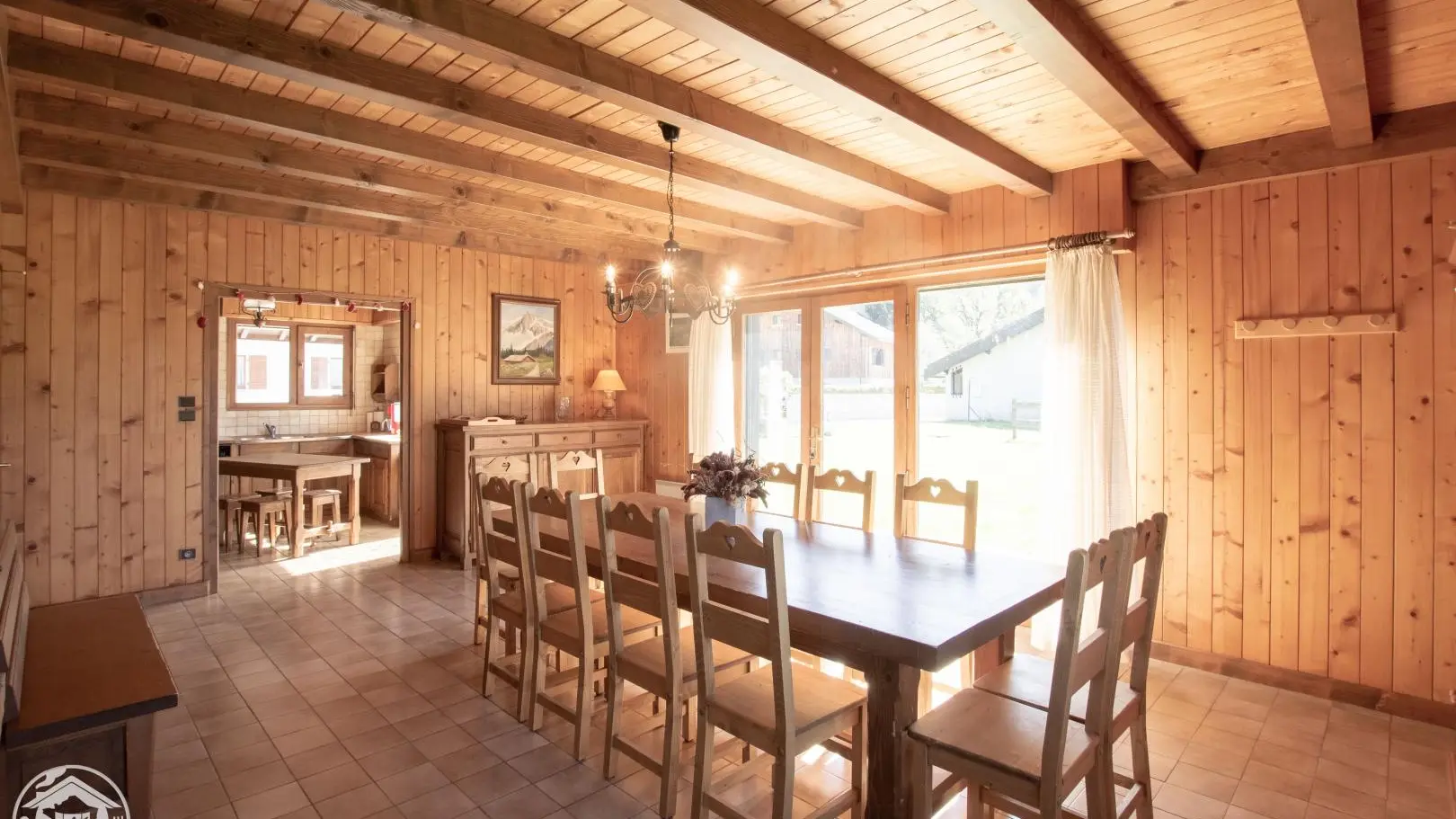 Grande pièce pour le repas, donnant sur la terrasse.