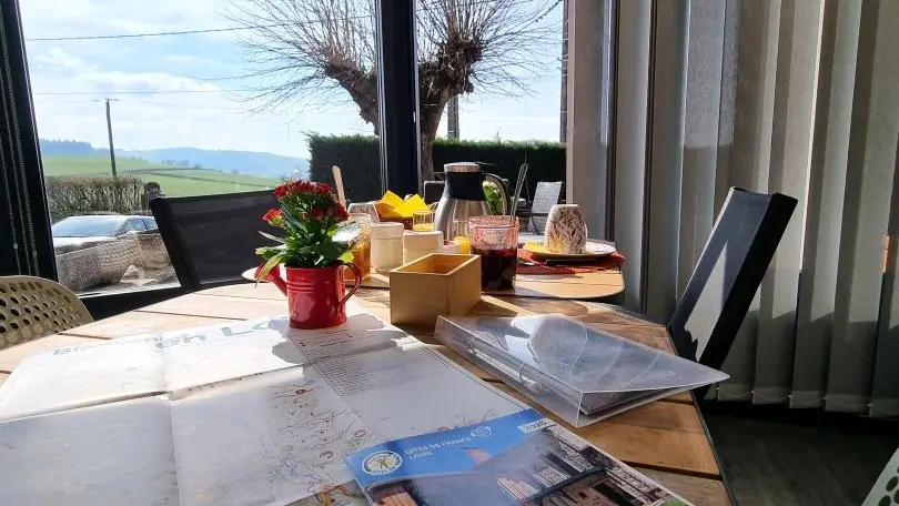 Petit-déjeuner sous la véranda.